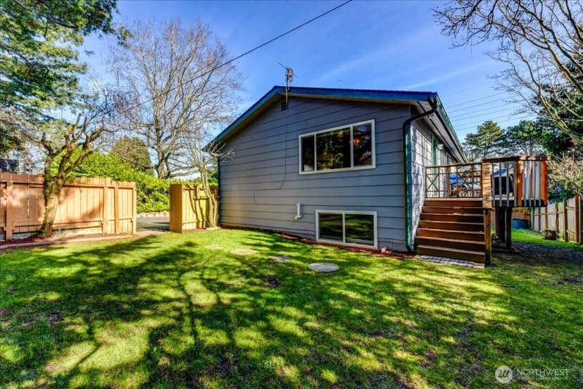 Property photo for 11242 A Fremont Avenue N, Seattle photo 23