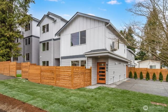 Property photo for 904 N 107th Street, Seattle photo 2