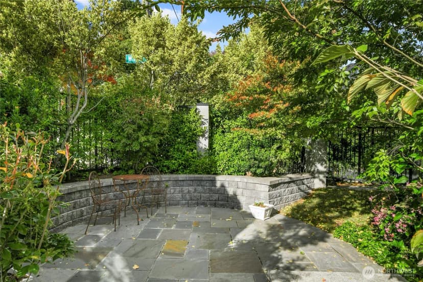 Property photo for 922 Nob Hill Avenue N, Seattle photo 4