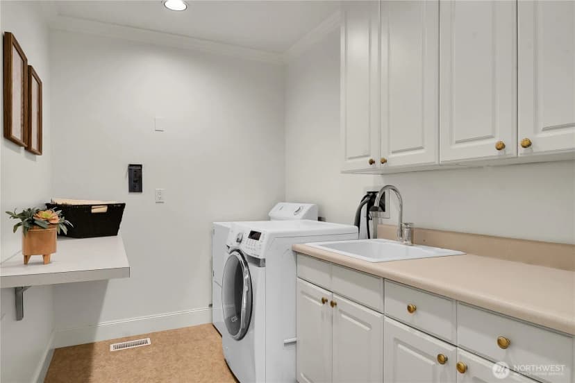 Property photo for 922 Nob Hill Avenue N, Seattle photo 30
