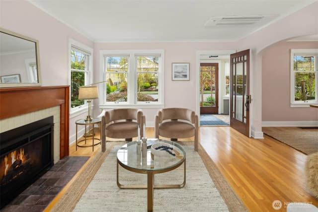 Property photo for 3818 Corliss Avenue N, Seattle photo 4