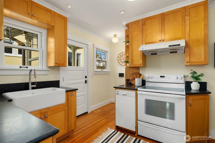 Property photo for 3818 Corliss Avenue N, Seattle photo 9