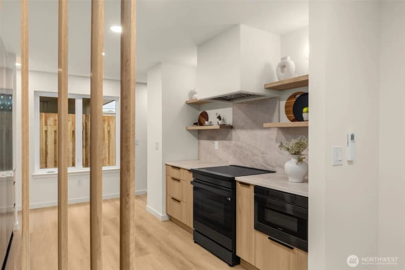 Property photo for 14035 Densmore Avenue N, Seattle photo 9