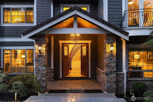 Property photo for 9810 Se 35th Place, Mercer Island photo 3