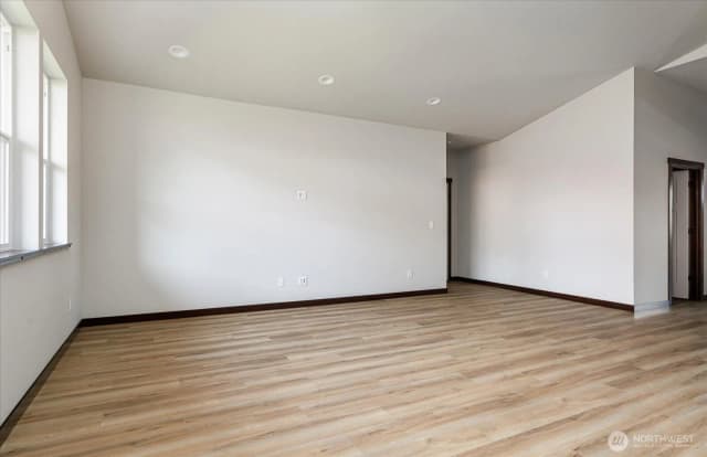 Property photo for 926 Nw Shire Street, Oak Harbor photo 4