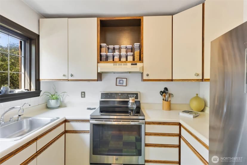 Property photo for 1101 17th Avenue #201, Seattle photo 11
