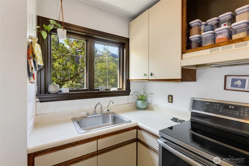 Property photo for 1101 17th Avenue #201, Seattle photo 12