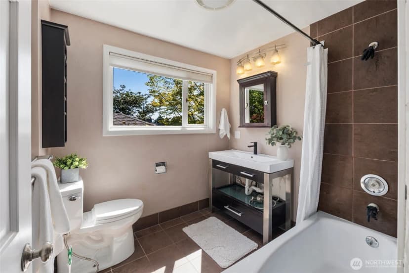 Property photo for 340 Ne 53rd Street, Seattle photo 17