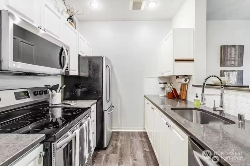 Property photo for 2414 1st Avenue #703, Seattle photo 9
