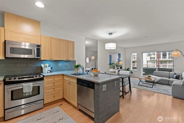 Property photo for 2717 Western Avenue #624, Seattle photo 4