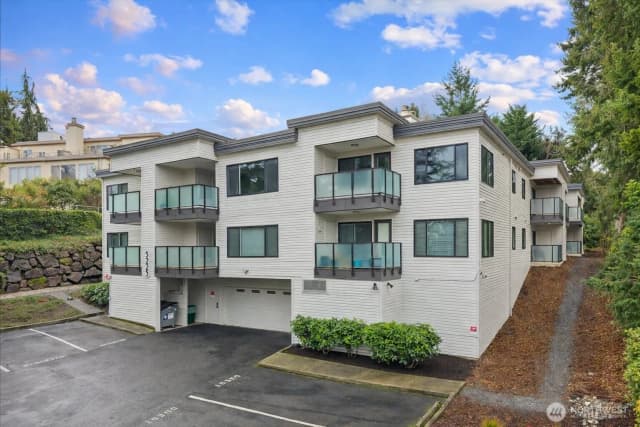 Property photo for 5225 50th Avenue Ne #206, Seattle photo 3