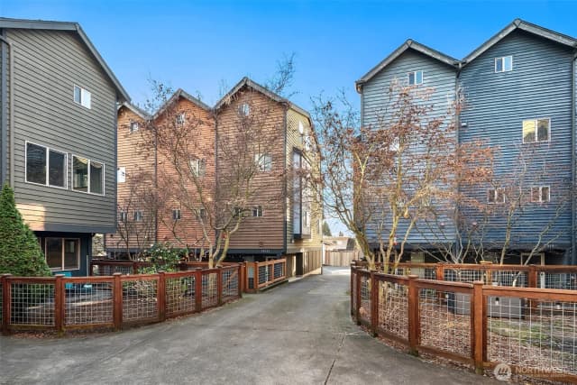 Property photo for 5919 California Avenue Sw #b, Seattle photo 2