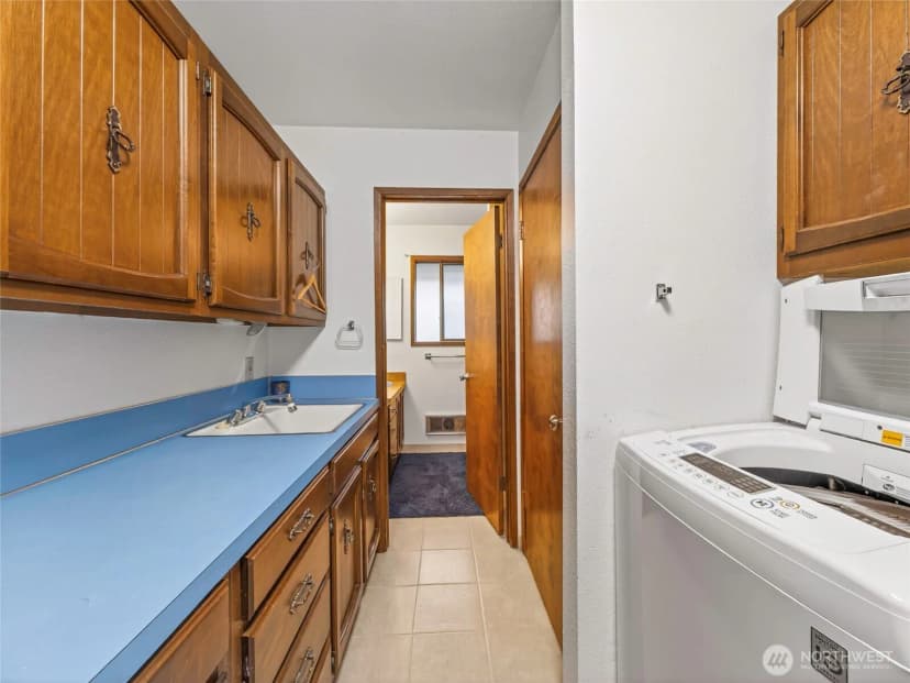 Property photo for 1507 Ocean Beach Boulevard S, Long Beach photo 28