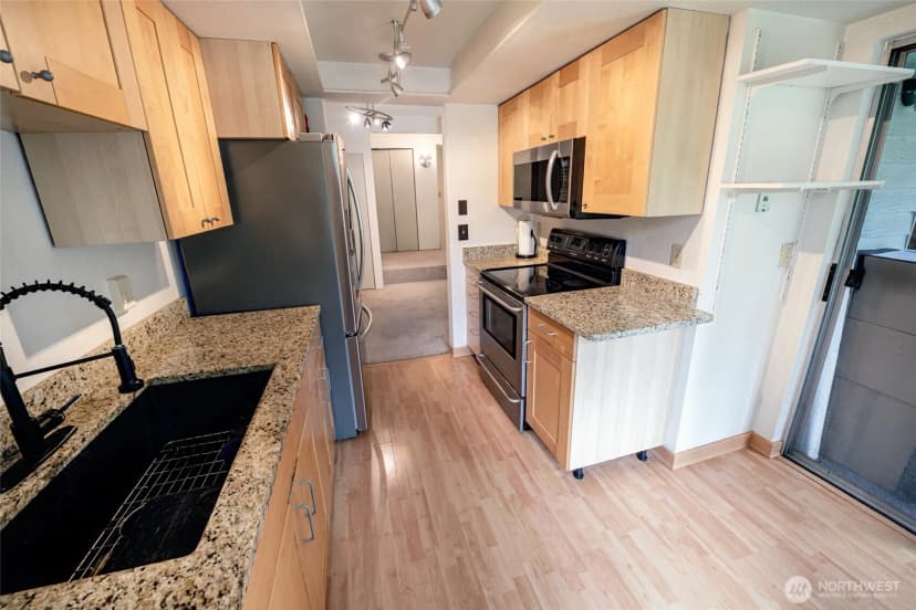Property photo for 4635 W Lake Sammamish Parkway Se #g305, Issaquah photo 19