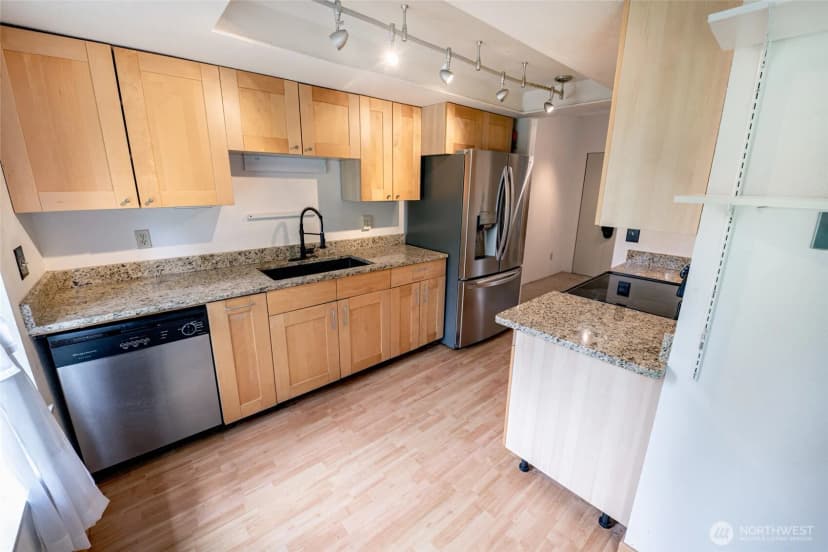 Property photo for 4635 W Lake Sammamish Parkway Se #g305, Issaquah photo 2