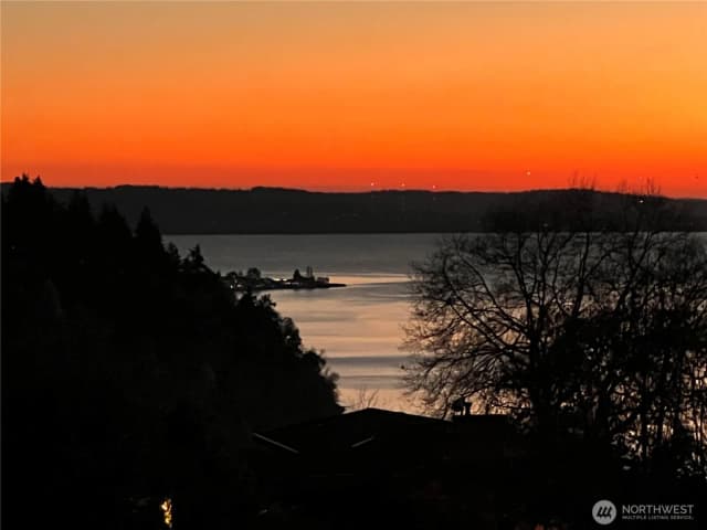 Property photo for 12895 Shorecrest Drive Sw, Seattle photo 2