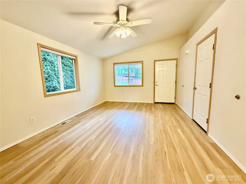 Property photo for 1200 N 12th Place, Mount Vernon photo 4