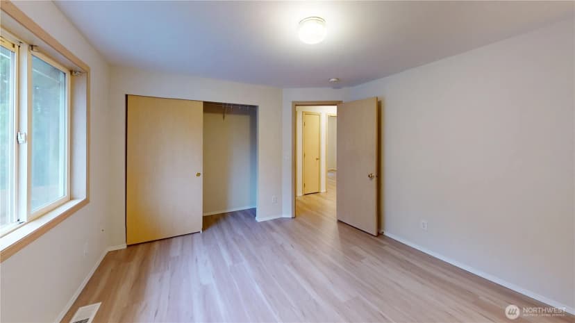 Property photo for 1200 N 12th Place, Mount Vernon photo 9