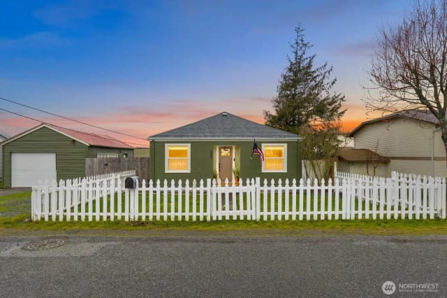 Property photo for 951 Se Dock Street, Oak Harbor