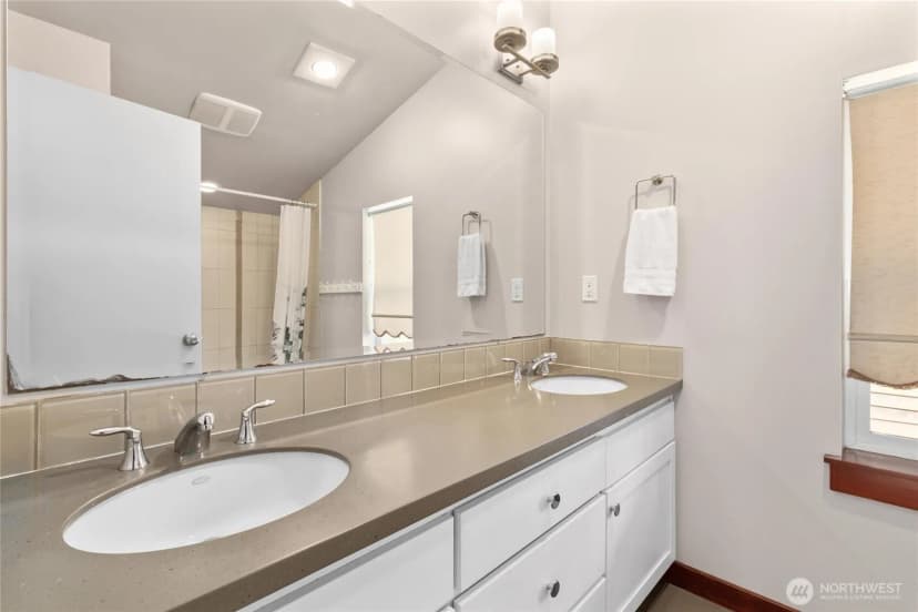 Property photo for 4005 7th Avenue Ne, Seattle photo 17