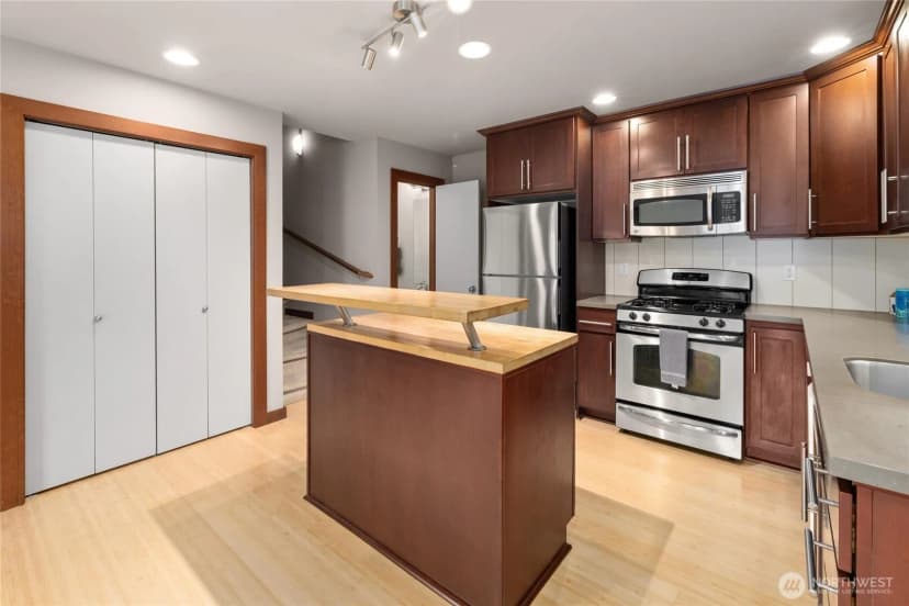Property photo for 4005 7th Avenue Ne, Seattle photo 11
