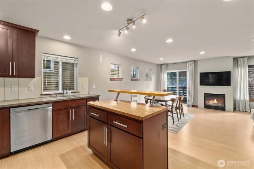 Property photo for 4005 7th Avenue Ne, Seattle photo 13