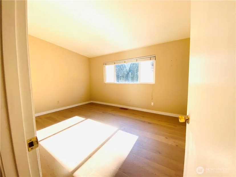 Property photo for 10231 Ne 24th Street, Bellevue photo 10