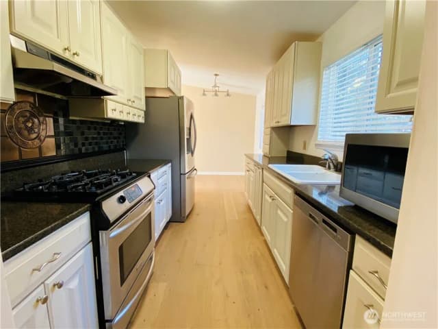 Property photo for 10231 Ne 24th Street, Bellevue photo 4