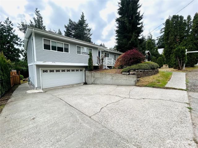 Property photo for 10231 Ne 24th Street, Bellevue photo 2