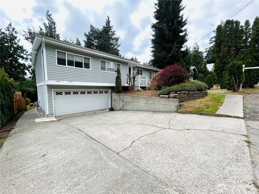 Property photo for 10231 Ne 24th Street, Bellevue photo 2