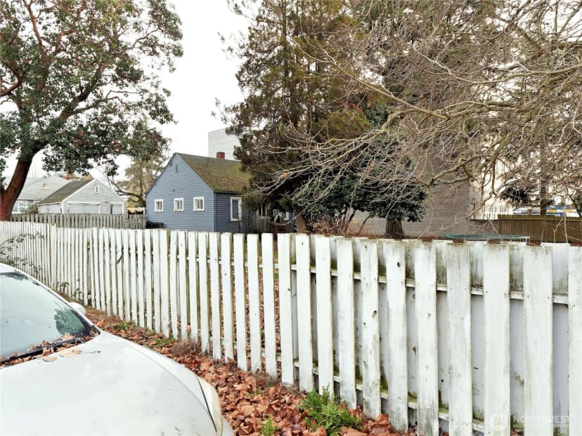 Property photo for 13502 Ambaum Boulevard Sw, Burien photo 3