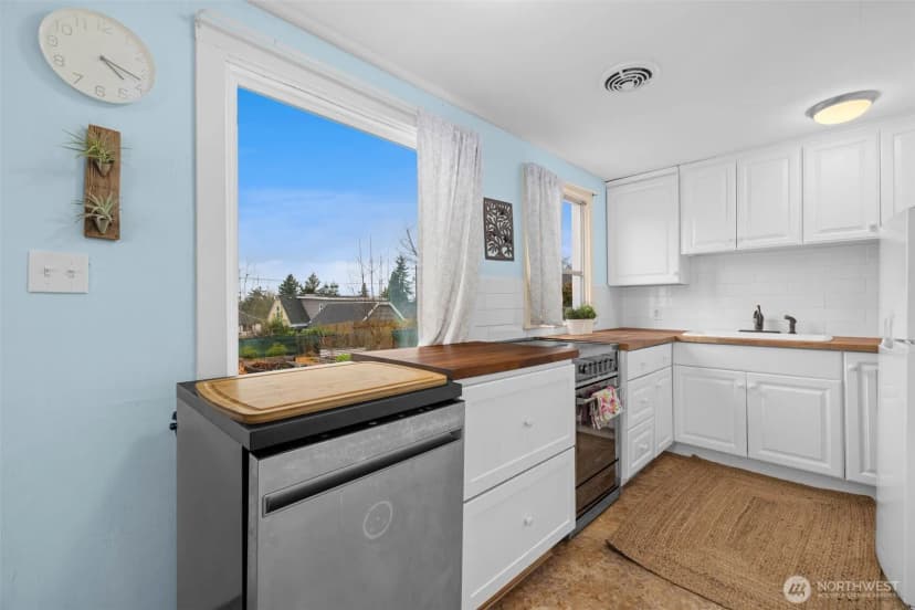 Property photo for 11437 Cornell Avenue S, Seattle photo 9