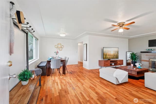 Property photo for 10316 Becker Drive Sw, Lakewood photo 4