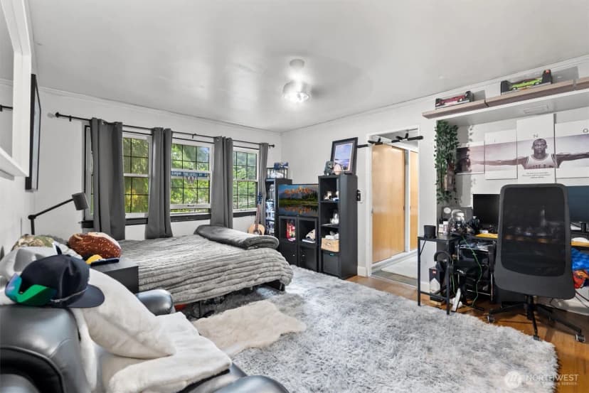 Property photo for 13117 Holmes Point Drive Ne, Kirkland photo 12