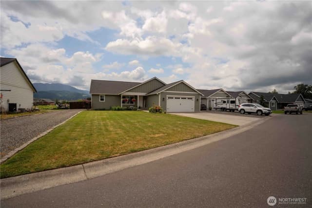 Property photo for 413 Cornerstone Drive, Sumas photo 2
