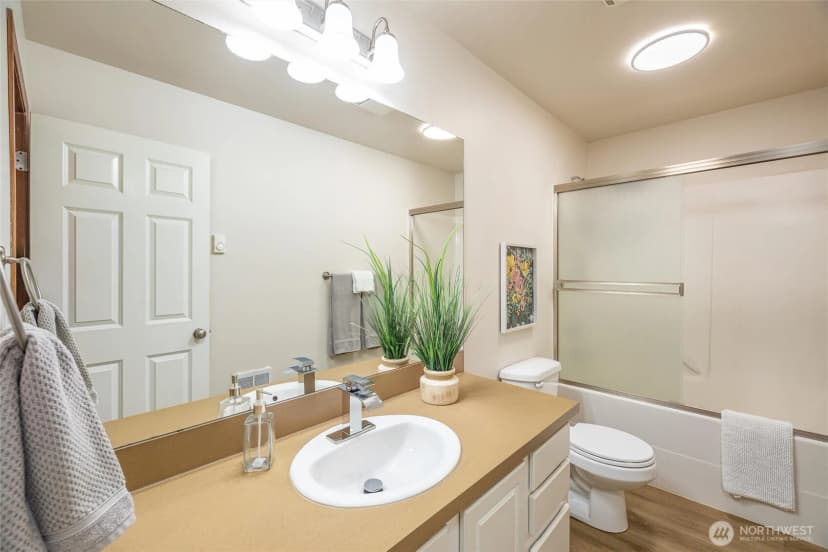 Property photo for 422 Oak Hill Lane, Burlington photo 21
