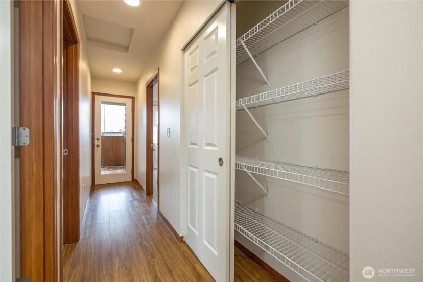 Property photo for 422 Oak Hill Lane, Burlington photo 17