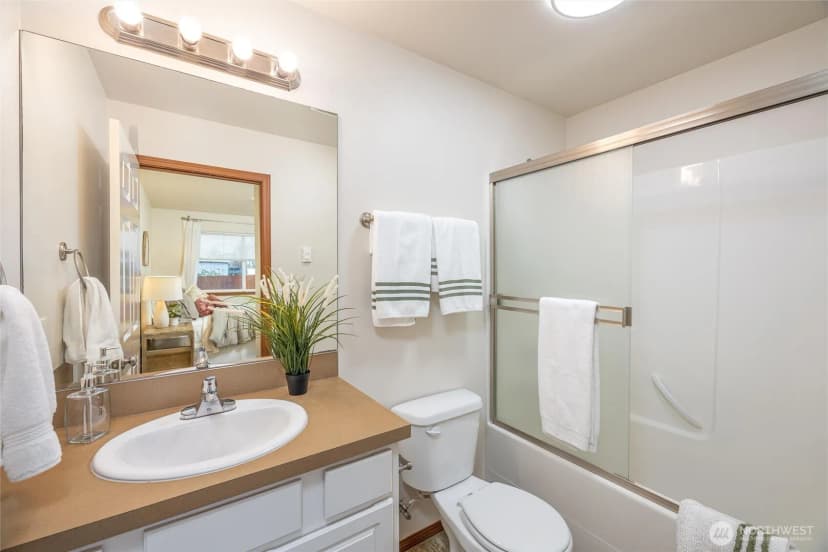 Property photo for 422 Oak Hill Lane, Burlington photo 16