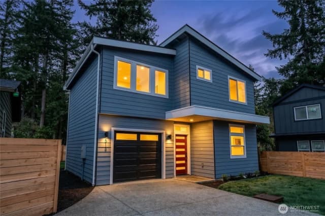 Property photo for 513 Ne 123rd Street, Seattle photo 2