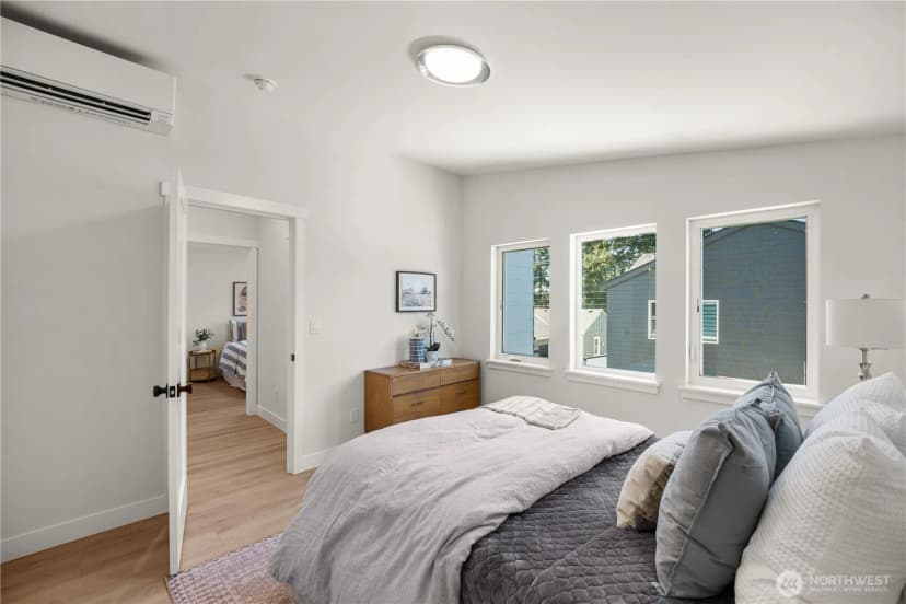 Property photo for 513 Ne 123rd Street, Seattle photo 9