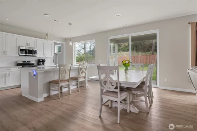 Property photo for 2120 Sw Putnam Drive, Oak Harbor photo 4
