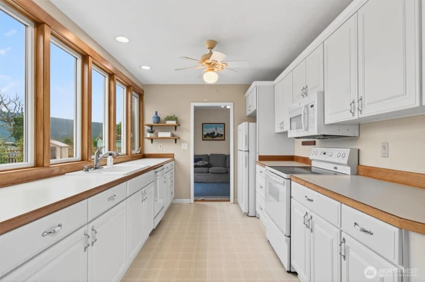 Property photo for 82 E Sunny Sands Road, Cathlamet photo 5