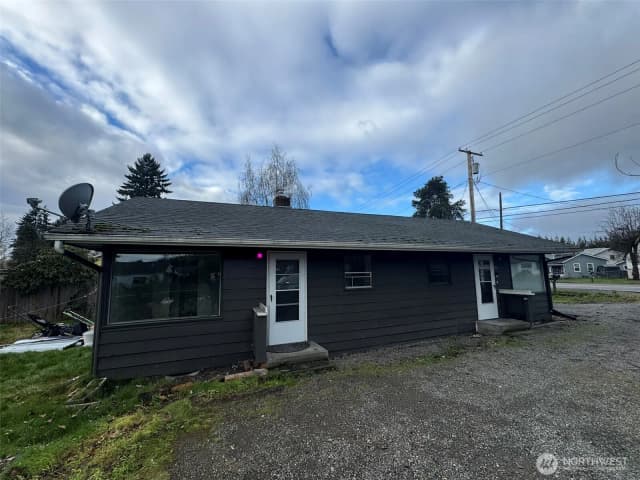 Property photo for 10908 10910 Valley Avenue E, Puyallup photo 2