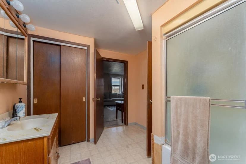 Property photo for 119 E Coulee Boulevard, Electric City photo 25