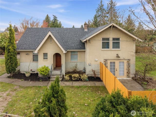 Property photo for 2010 13th Avenue Nw, Puyallup photo 2