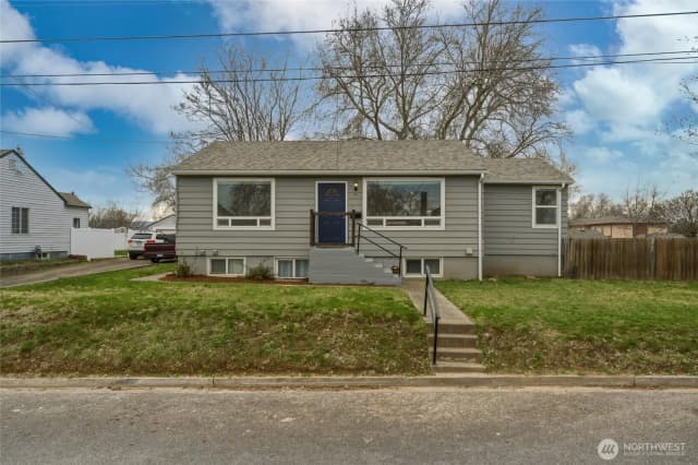 Property photo for 15 Sw 13th Street, College Place photo 2