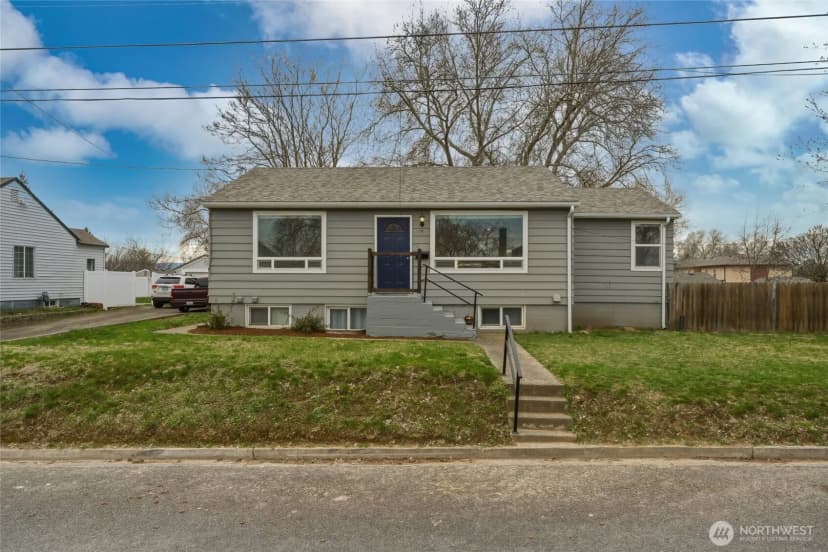 Property photo for 15 Sw 13th Street, College Place photo 2