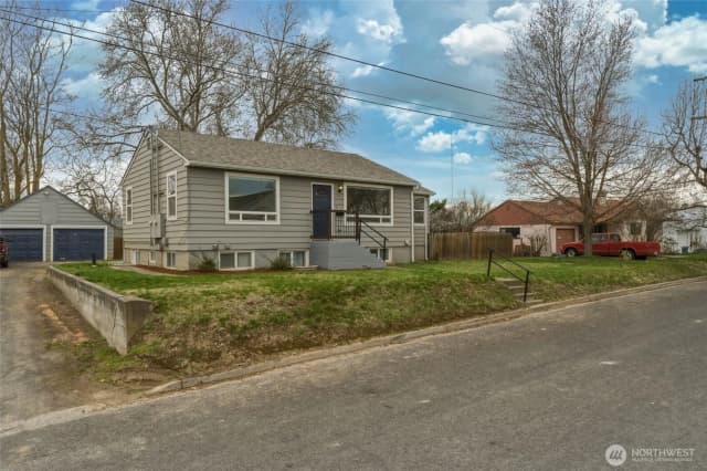 Property photo for 15 Sw 13th Street, College Place