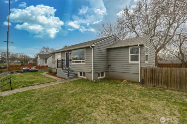 Property photo for 15 Sw 13th Street, College Place photo 3
