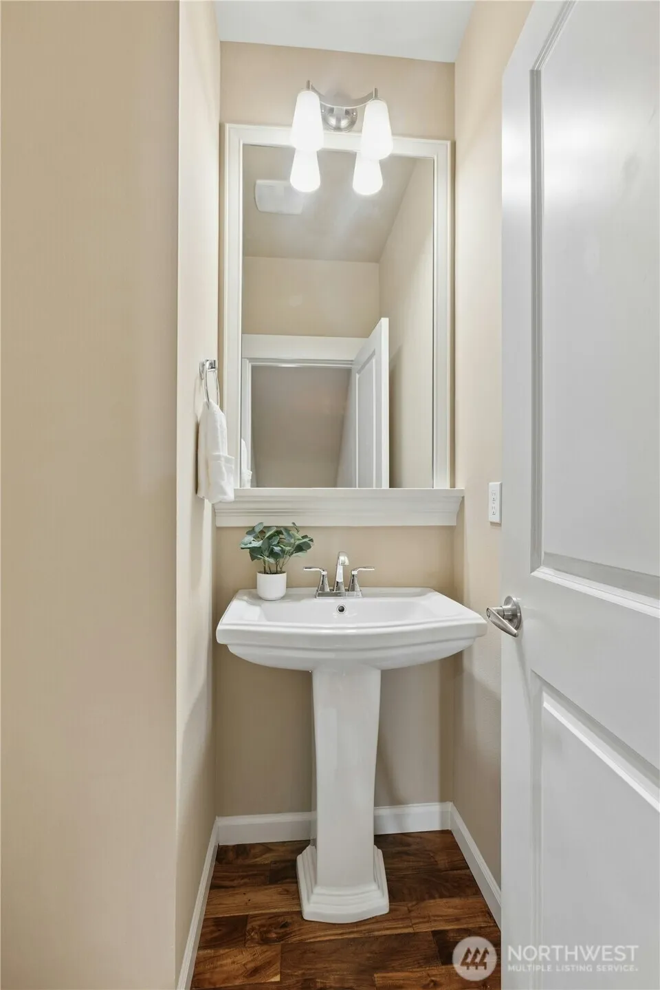Property photo for 909 4th Avenue Ne, Issaquah photo 15